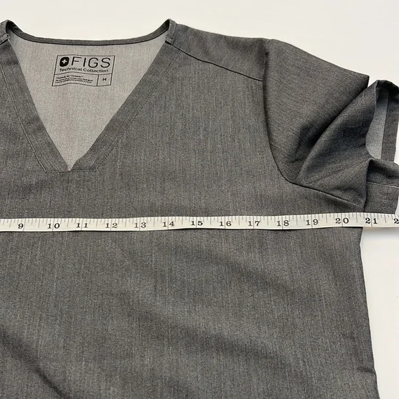 FIGS technical collection gray shirt sleeve size M ** has small imperfection ** - Picture 6 of 11